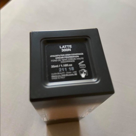 Huda foundatiom - Picture 2 of 2